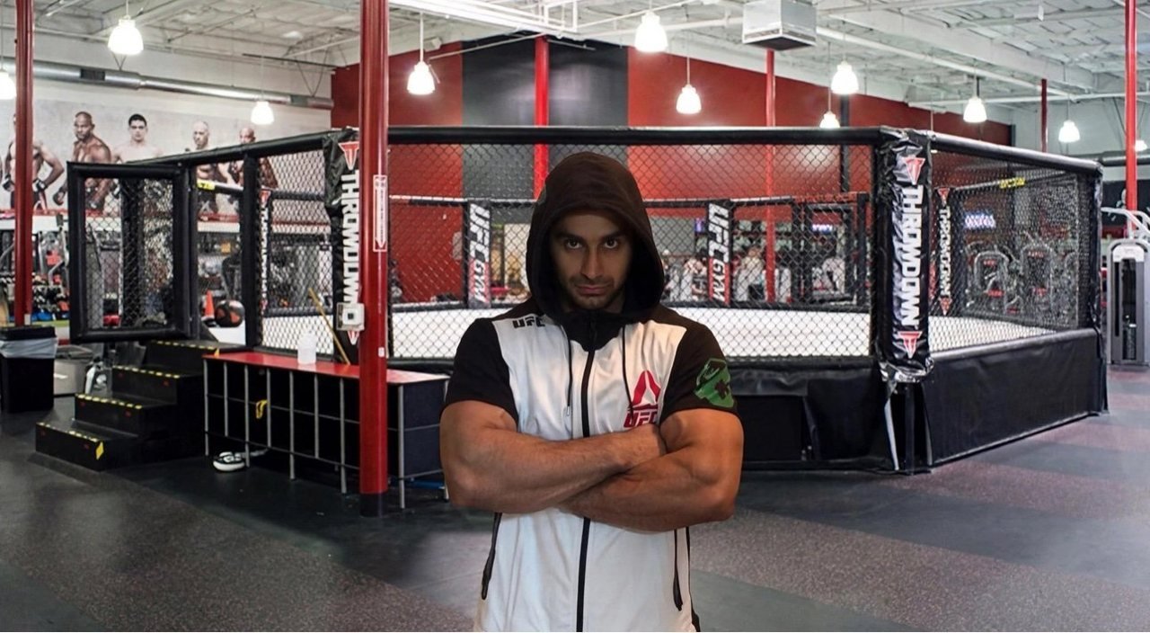 Coach Mah Ghasemi demonstrating a dumbbell training session